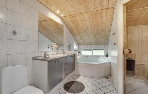 Koupelna v ubytování 4 Bedroom Stunning Home In Oksbl
