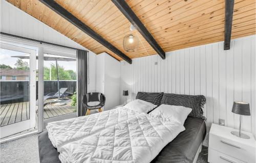 a bedroom with a large bed and a balcony at Sommervind in Falen