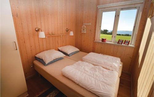 En eller flere senge i et værelse på 4 Bedroom Amazing Home In Faaborg