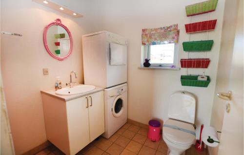 Et badeværelse på 4 Bedroom Amazing Home In Faaborg