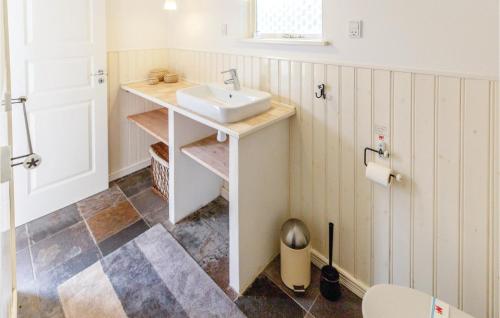 y baño con lavabo y aseo. en 3 Bedroom Nice Home In Nykbing Sj, en Nykøbing Sjælland