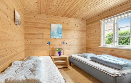 Habitación con 2 camas en una habitación de madera en Hlzalyjkjan, en Hasle