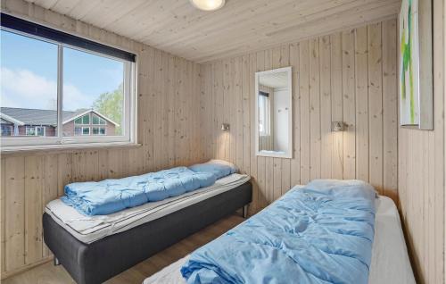 ノーポにあるBeautiful Home In Nordborg With 7 Bedrooms, Sauna And Wifiのベッドルーム1室(ベッド2台、窓付)