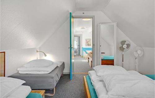 FjellerupにあるGstehusetのベッドルーム1室(ベッド2台、鏡付)