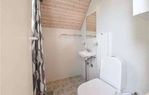 Koupelna v ubytování Cozy Home In Kalundborg With Wifi