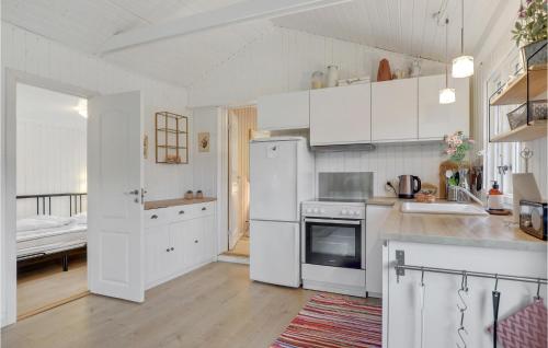 NeksøにあるStunning Home In Nex With 3 Bedrooms And Wifiのキッチン(白いキャビネット、白い冷蔵庫付)