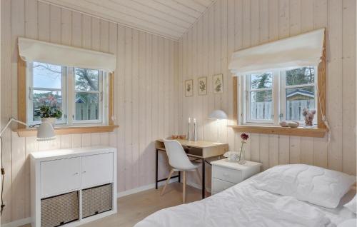 NeksøにあるStunning Home In Nex With 3 Bedrooms And Wifiのベッドルーム1室(ベッド1台、デスク、窓2つ付)