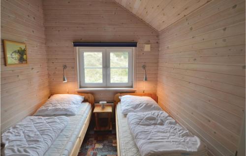 2 Betten in einem kleinen Zimmer mit Fenster in der Unterkunft Lovely Home In Rm With Wifi in Rømø Kirkeby