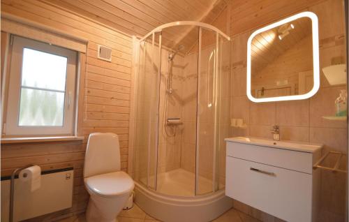 Lovely Home In Rm With Wifi في رومو كيركيبي: حمام مع دش ومرحاض ومغسلة