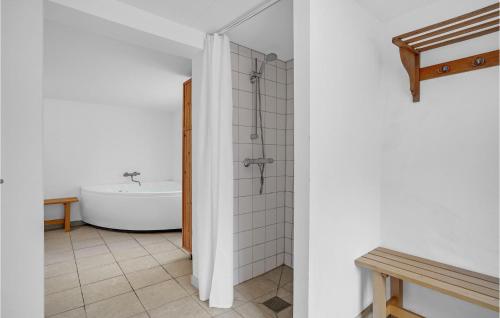 Hornslet的住宿－Baronessens Enkesde，带浴缸和盥洗盆的浴室
