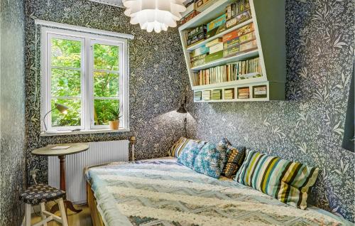 1 dormitorio con cama y ventana en Gorgeous Home In Holbk With Kitchen en Holbæk
