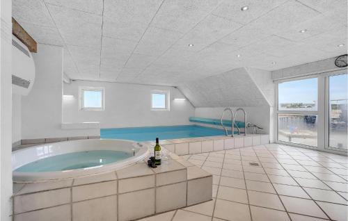 Bjerregårdにある5 Bedroom Stunning Home In Hvide Sandeの大きなバスルーム(大きなバスタブ付)が備わります。