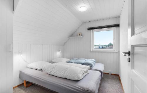 Bjerregårdにある5 Bedroom Stunning Home In Hvide Sandeのベッドルーム1室(ベッド2台、窓付)