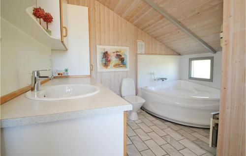y baño con bañera, lavabo y aseo. en Gorgeous Home In Fan With Wifi, en Fanø