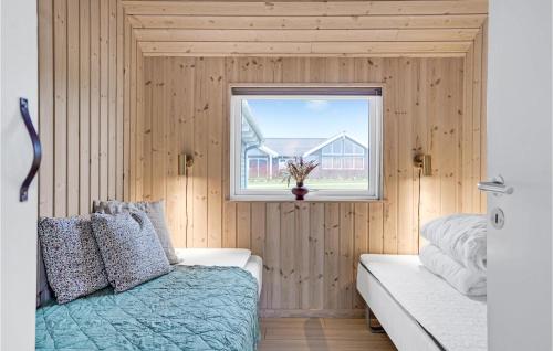 sypialnia z łóżkiem i oknem w obiekcie Amazing Home In Sydals With Indoor Swimming Pool w mieście Høruphav