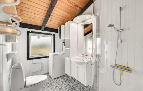 Ванна кімната в Amazing Home In Hvide Sande With Wifi