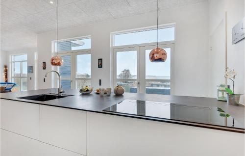 Dapur atau dapur kecil di Three-Bedroom Holiday Home In Sjolund