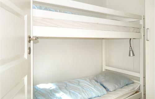Krevet ili kreveti na kat u jedinici u objektu Stunning Apartment In Aakirkeby With Kitchen