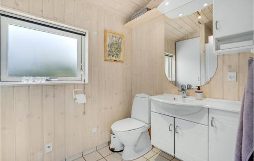 uma casa de banho com um WC, um lavatório e uma janela em Cozy Home In Eg With Kitchen em Egå