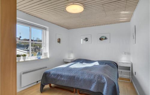 Säng eller sängar i ett rum på Nice Home In Faaborg With House Sea View