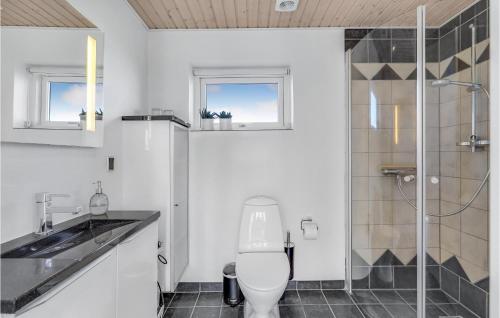y baño con aseo, lavabo y ducha. en Nice Home In Faaborg With 2 Bedrooms And Wifi, en Bøjden
