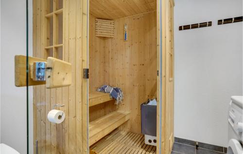 eine Holzsauna mit WC in einem Zimmer in der Unterkunft Amazing Home In Bogense With Sauna in Bogense