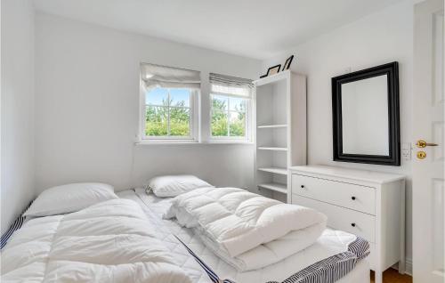 Habitación blanca con cama y espejo en Stunning Home In Vejby With Kitchen, en Vejby