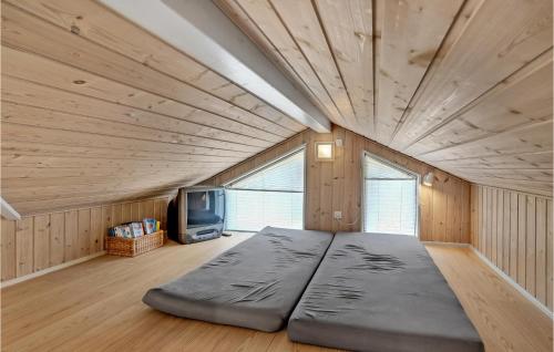 uma cama grande num quarto com televisão em 3 Bedroom Stunning Home In Ejstrupholm em Krejbjerg