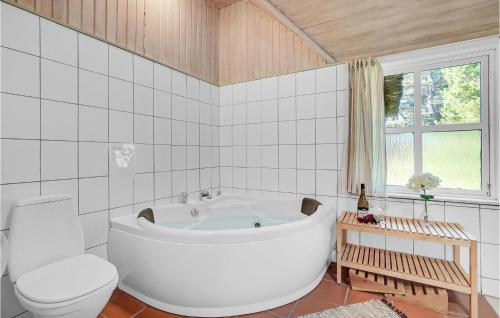 ロモ・キルケビーにあるBeautiful Home In Rm With 5 Bedrooms, Sauna And Wifiの白いバスルーム(バスタブ、トイレ付)