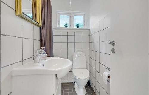 Bøtø Byにある2 Bedroom Stunning Home In Vggerlseの白いバスルーム(トイレ、シンク付)
