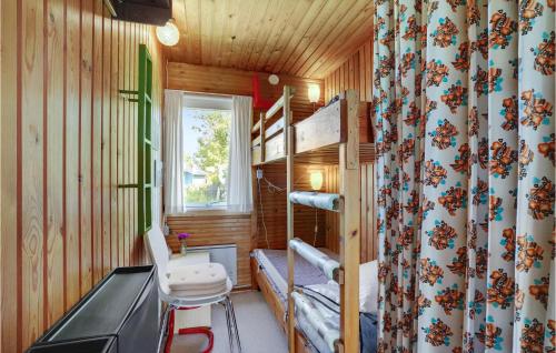 een kleine kamer met een stapelbed en een raam bij Gorgeous Home In Fars With Kitchen in Farsø