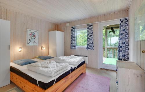 ボルコップにあるAwesome Home In Brkop With 2 Bedrooms And Wifiのベッドルーム1室(ベッド2台、窓付)