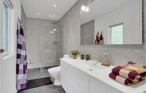 Koupelna v ubytování Amazing Home In Brkop With Kitchen