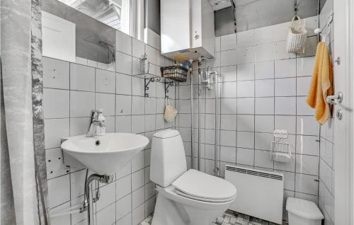 een witte badkamer met een toilet en een wastafel bij Stunning Home In Vig With Wifi in Vig