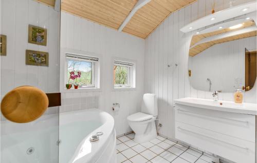 ノーポにあるAwesome Home In Nordborg With 3 Bedrooms, Sauna And Wifiのバスルーム(バスタブ、トイレ、シンク付)