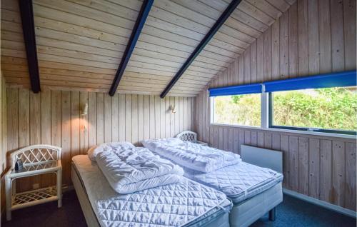 twee bedden in een kamer met twee ramen bij 3 Bedroom Cozy Home In Hejls in Hejls