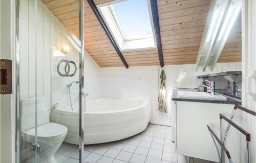 een badkamer met een bad, een toilet en een wastafel bij 3 Bedroom Cozy Home In Hejls in Hejls