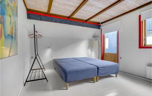1 dormitorio con 1 cama azul en una habitación en 3 Bedroom Lovely Home In Slagelse, en Slagelse