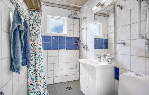 y baño con lavabo y aseo. en 3 Bedroom Lovely Home In Slagelse, en Slagelse