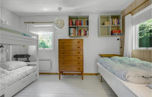 En eller flere senge i et værelse på 1 Bedroom Nice Home In Eskebjerg