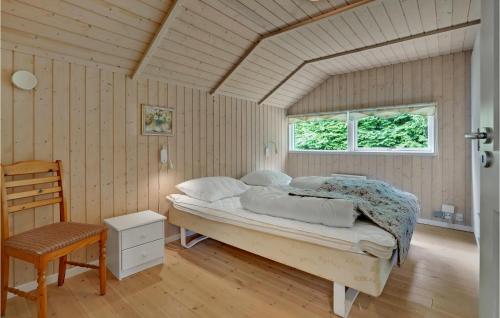 Bøtø ByにあるAmazing Home In Vggerlse With 2 Bedrooms, Sauna And Wifiの窓付きの部屋にベッド付きのベッドルーム1室があります。
