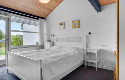 Bøtø ByにあるNice Home In Vggerlse With Wifiの白いベッドルーム(ベッド1台、窓付)