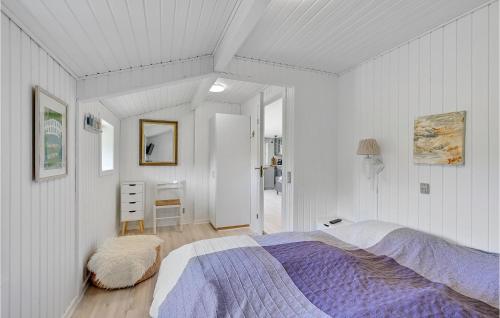 HumbleにあるNice Home In Humble With 4 Bedrooms, Sauna And Wifiの白い部屋のベッドルーム1室(ベッド1台付)