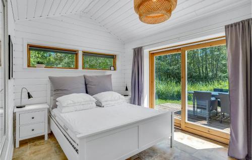 Fårevejleにある3 Bedroom Beautiful Home In Frevejleのベッドルーム1室(ベッド1台、デスク、窓付)