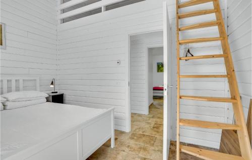 Fårevejleにある3 Bedroom Beautiful Home In Frevejleのベッドルーム1室(ベッド1台、木製のはしご付)