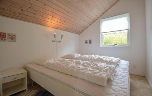 エーベルトフトにあるNice Home In Ebeltoft With 3 Bedrooms And Wifiの白いベッドルーム(窓付きのベッド付)