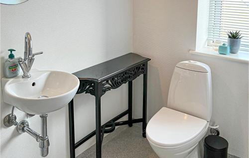 グドイェムにあるKbmandsgrdenのバスルーム(洗面台、トイレ付)
