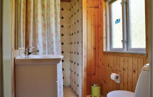 baño con lavabo y aseo y ventana en Stunning Home In Herning With Kitchen en Kølkær