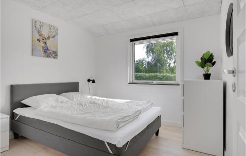 Habitación blanca con cama y ventana en Stunning Home In Rdby With Outdoor Swimming Pool, en Rødby