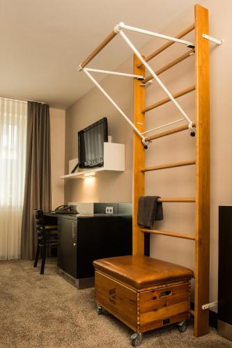 a room with a desk and a computer in a room at Turm Hotel in Frankfurt/Main
